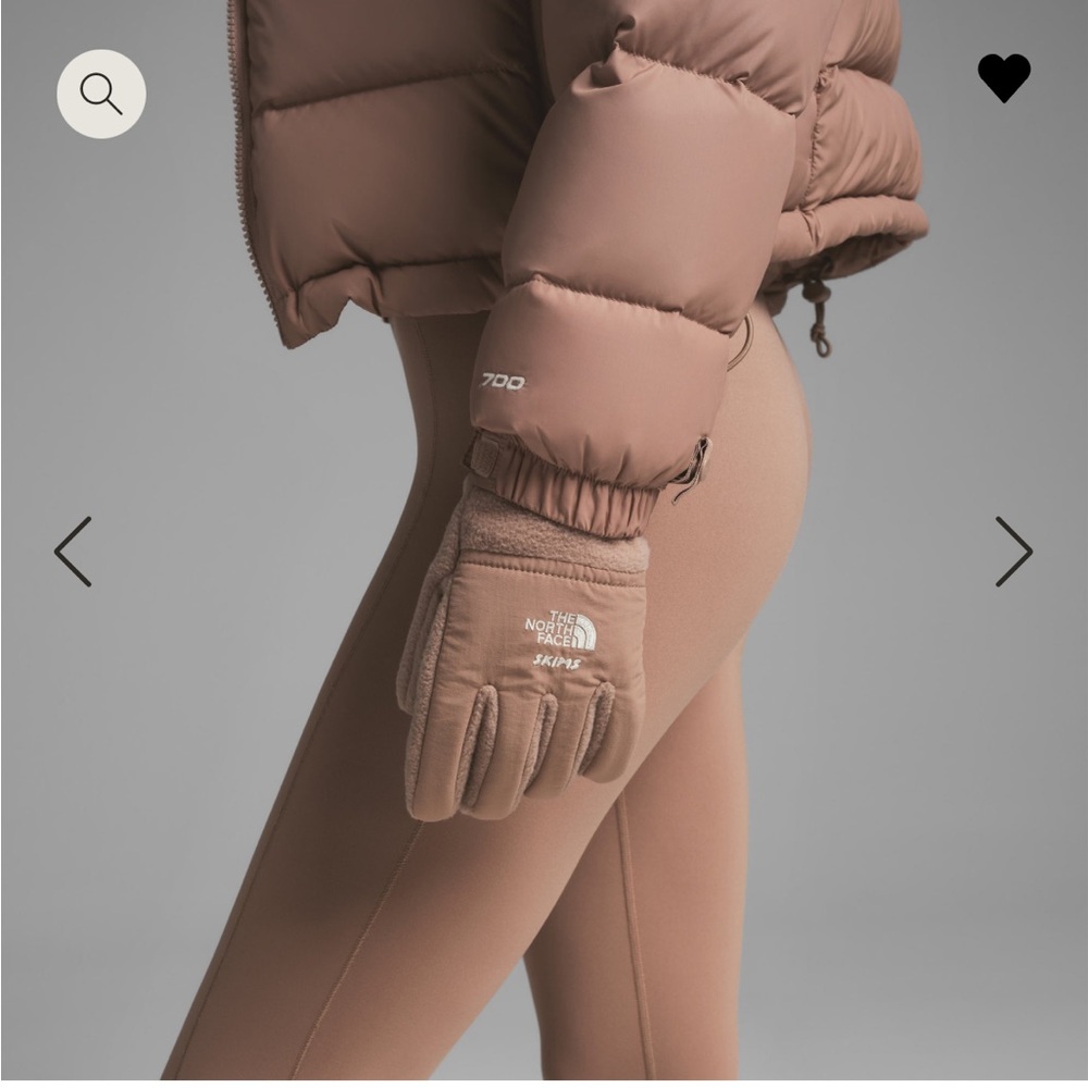The North Face x Skims Retro Denali Fleece Gloves in Sienna - S